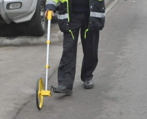 Minoră, accidentată de un microbuz